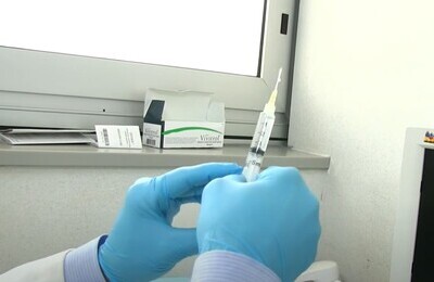 Проведение кодирования Вивитролом в Колпино Шприц с Вивитролом в руках у врача